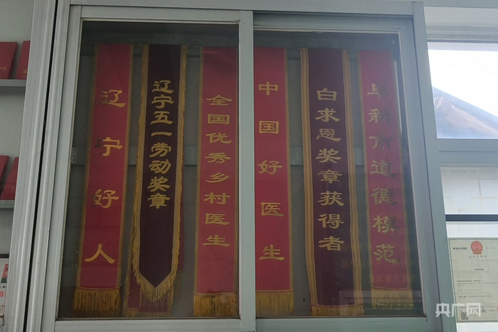梁春荣获得的绶带（央广网记者  白德彰  摄）