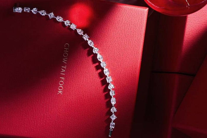 图: 周大福花式切工钻石项链