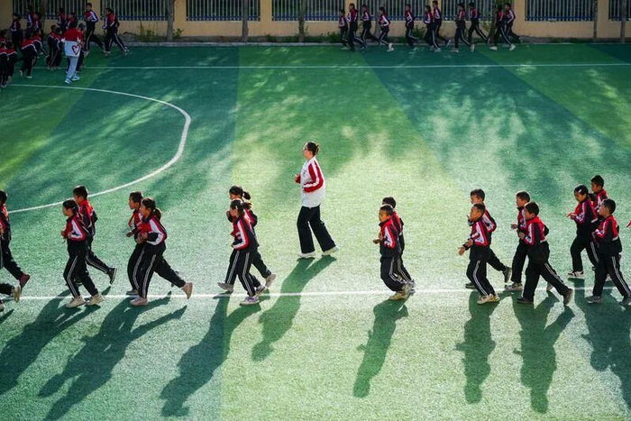 ▲在新疆阿图什市哈拉峻乡谢依特小学，支教教师带领学生晨跑。新华社记者 徐宏岩 摄