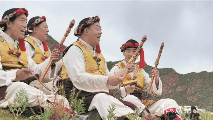 索才（右二）和队员在演奏牛角胡。本版图片均由 本报记者 殷之皓 摄