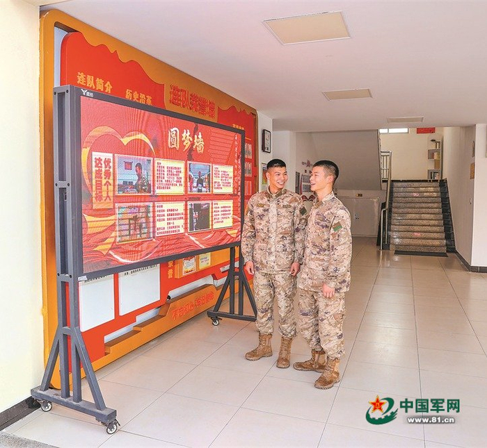 　　第72集团军某旅某营官兵在“圆梦墙”前交流。张腾 摄