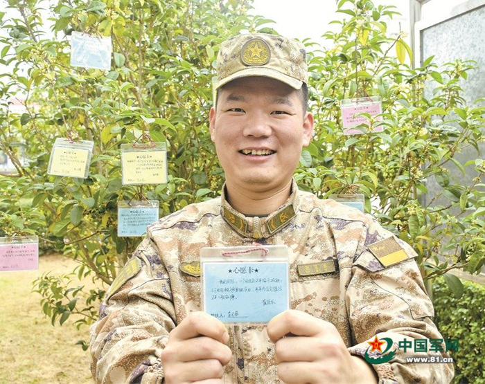 　　火箭军某旅某连战士崔佳乐展示自己的“心愿卡”。李同月 摄