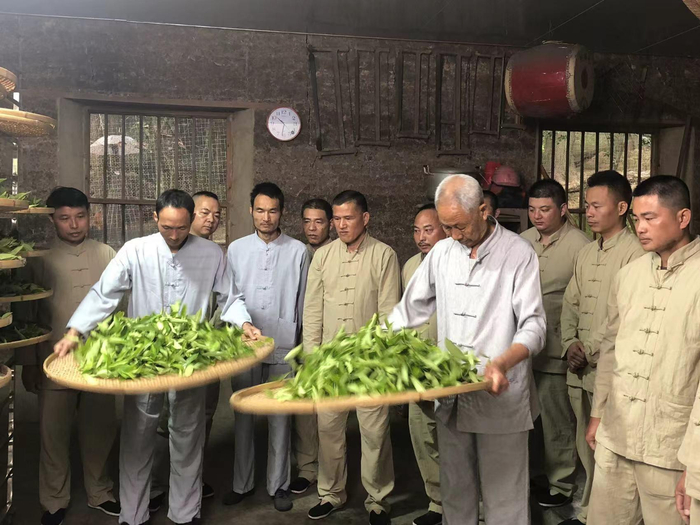 张兴裕（右四）在向弟子传授制茶技艺。（受访者供图）