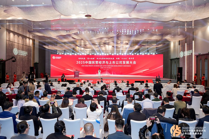   图为大会开幕式和主论坛现场。