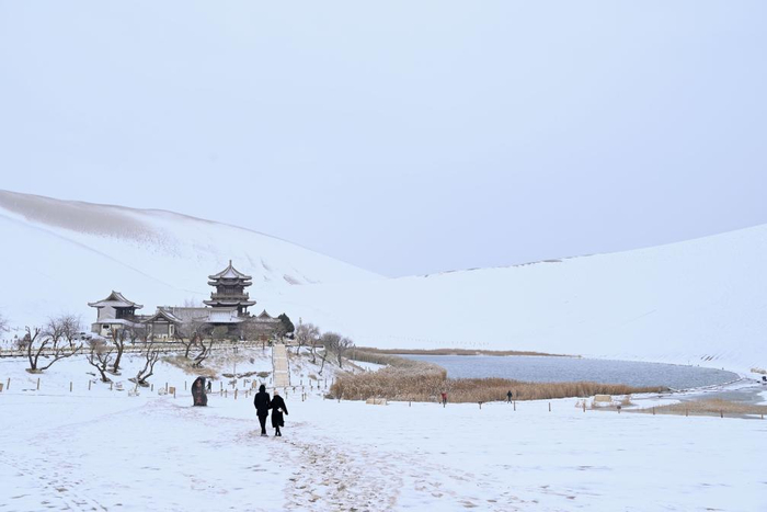 　　游客在甘肃省敦煌市鸣沙山月牙泉景区游览。新华社发（张晓亮 摄）
