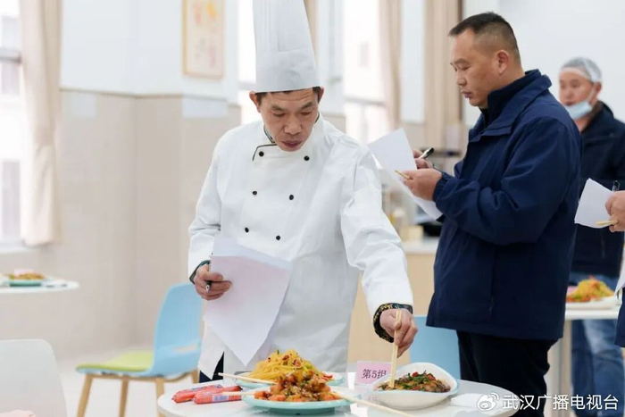 期末考试现场，老师们品尝同学们的菜品进行打分
