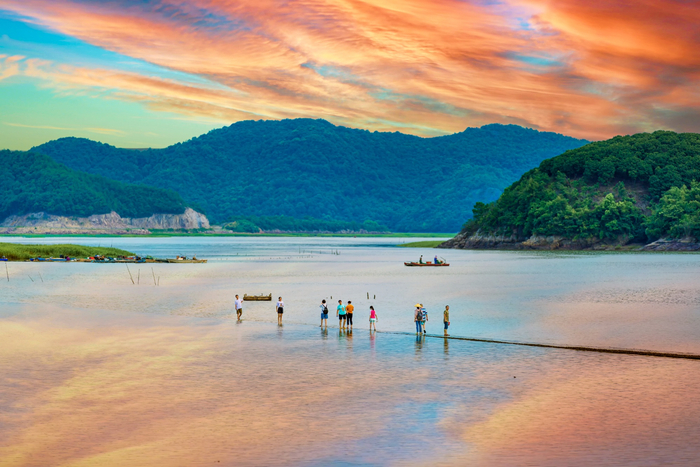 游客在茅洋乡游玩（央广网发 周科 摄）