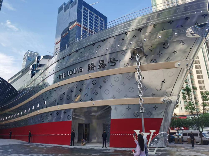 　　上海南京西路商圈里，“路易号”成为“网红打卡地”。新华社记者 周蕊 摄