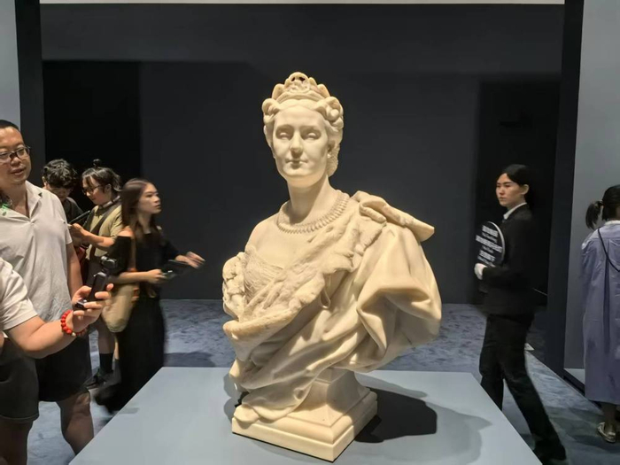 　　观众正在欣赏“缔造现代：来自巴黎奥赛博物馆的艺术瑰宝”大展。新华社记者 龚雯 摄