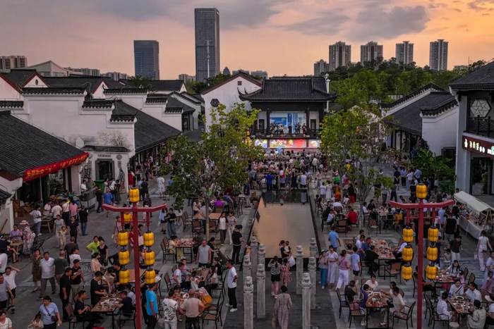 园博园喜街“星光夜市”。图片来源：荆门园博园