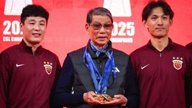 根宝基地献爱心、东方医院结对子，“三连冠”的海港用公益迎接20岁生日