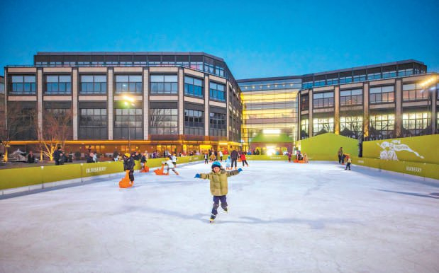位于王府中环西侧户外广场的乐滑之梦冰雪乐园，吸引不少前来逛街的亲子家庭体验冰上项目。 本报记者 潘之望摄