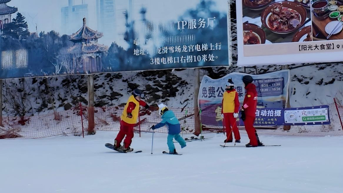 图为万龙雪场，滑雪教练指导“新手小白”使用双板
