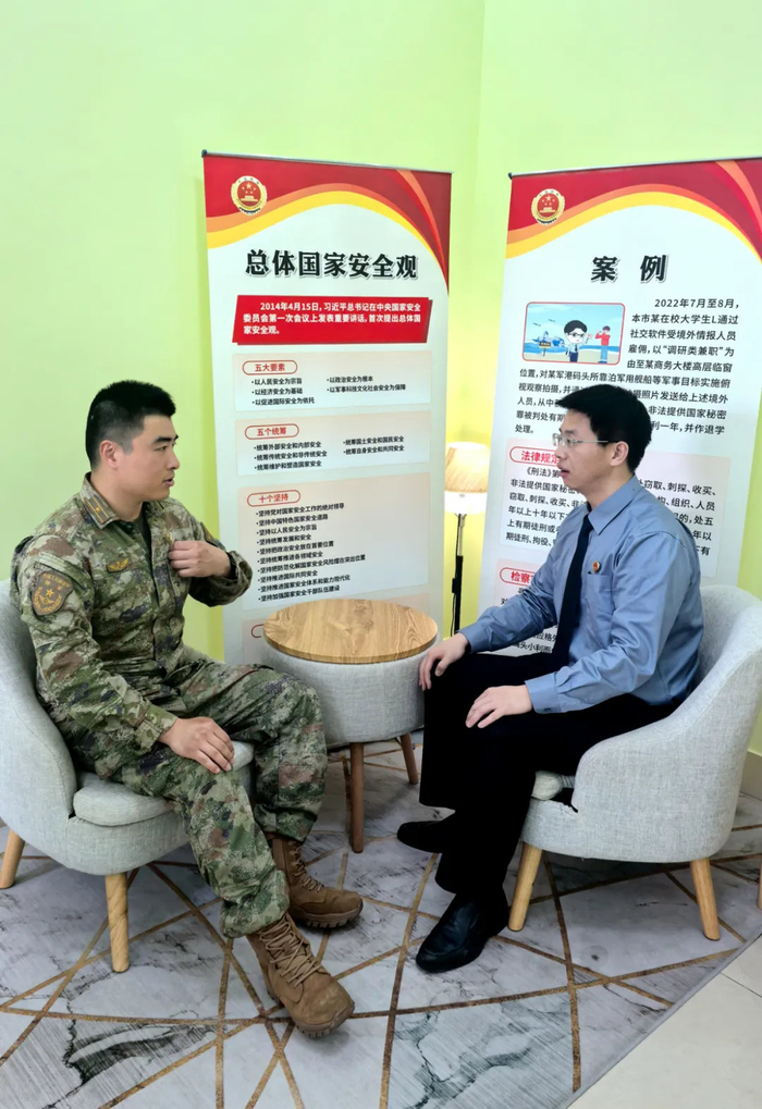 2025年5月，上海市宝山区检察院检察官走进军营，面对面向战士提供法律咨询服务。