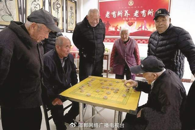 在馆陶县馆陶镇区域养老服务中心，老人们在下象棋。 郭江鹏 摄