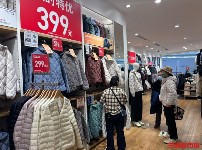 长沙一商城正在售卖排骨羽绒服。仝若楠 摄