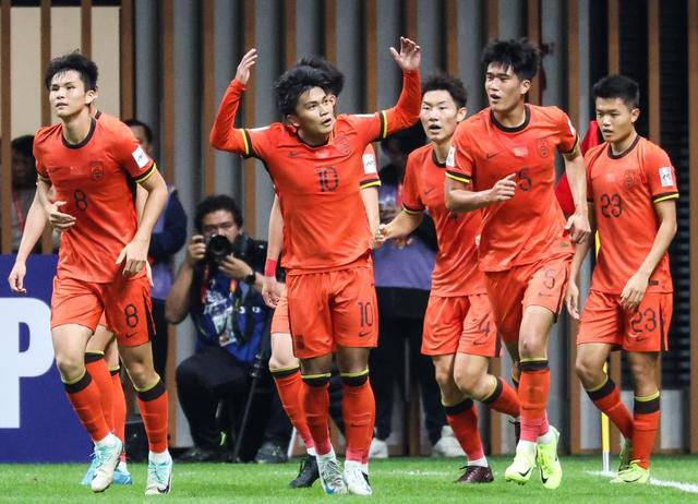 2月12日，在深圳进行的2025亚足联U20亚洲杯揭幕战中，中国队2比1战胜卡塔尔队。新华社记者 刘大伟 摄