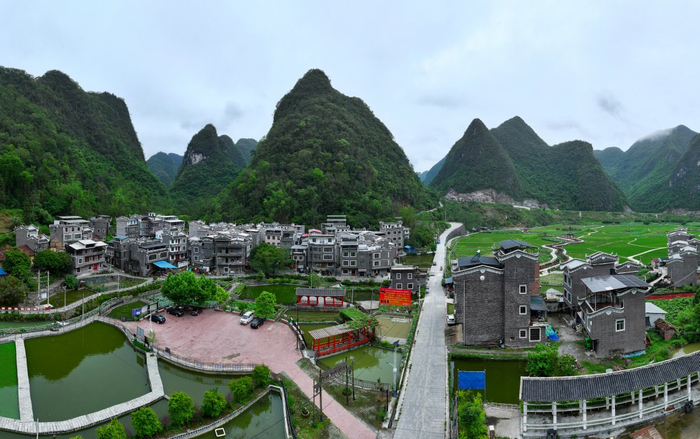 环江毛南族自治县下南乡中南村南昌屯，多年攻坚结硕果，村寨旧貌变新颜。记者 徐天保 摄