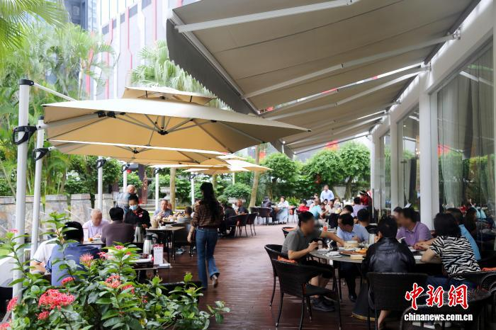 图为五星级酒店里的“老爸茶”吸引食客络绎不绝。　海南君华海逸酒店 供图