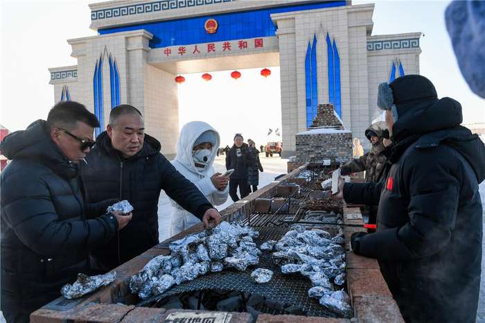 免费烤地瓜受青睐。