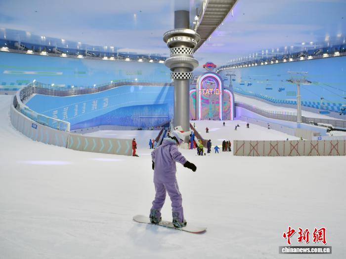 12月25日，吉林长春，长春万达滑雪场开业，吸引滑雪者前往体验。　张瑶 摄