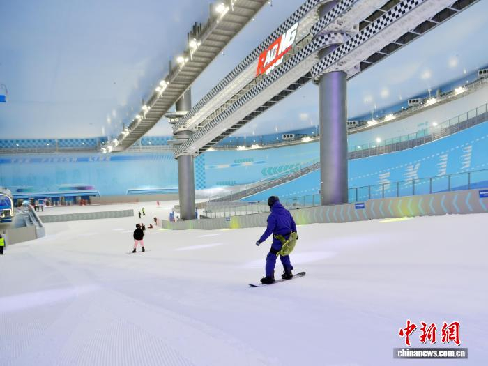 12月25日，吉林长春，长春万达滑雪场开业，吸引滑雪者前往体验。　张瑶 摄
