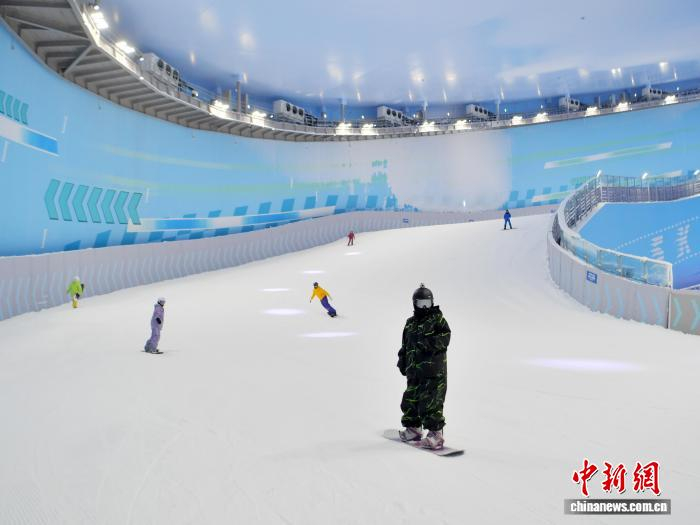 12月25日，吉林长春，滑雪爱好者正在体验室内滑雪。中新社记者 张瑶 摄