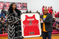 带队三连冠 校史得分王！火花球员里奇亚·杰克逊高中5号球衣退役