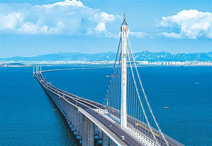     山东高速集团投资建设的青岛胶州湾大桥。（资料图片）