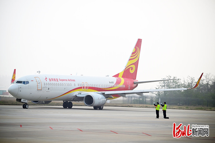 10月28日上午，一架飞往上海浦东机场的客机由邢台褡裢机场起飞。 河北日报记者 赵永辉摄