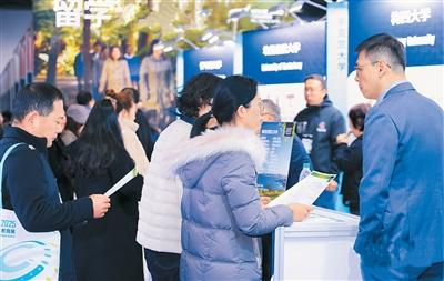 在日前举办的中国国际教育展上，家长向海外院校、机构咨询。资料图片