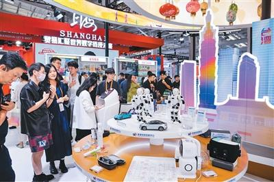 9月12日，在北京首钢园，人们在2025年服贸会台湾展区两岸科技创新中心展台前驻足、洽谈。新华社记者 徐钦摄