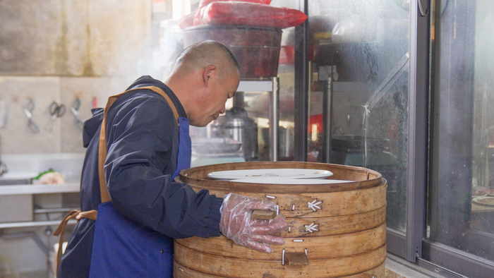 刘小东制作清蒸海鲜（央广网实习记者 张曦予 摄）