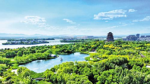     8月10日拍摄的迁安市黄台山公园一角。（本报资料片） 梁玉水摄