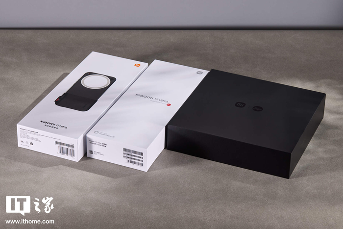 左 / 中 / 右：小米 17 Ultra 专业影像套装 / 小米 17 Ultra /小米 17 Ultra 徕卡版