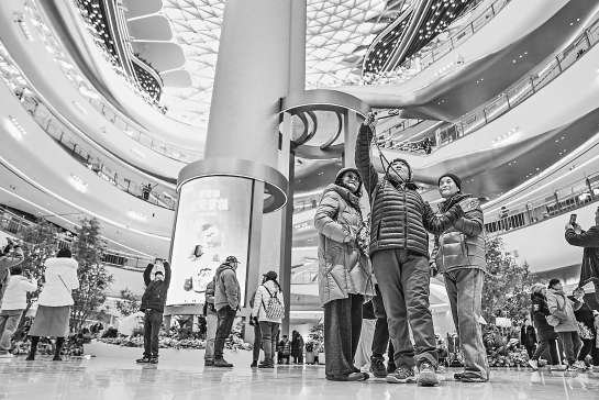 今天，众多市民游客来到湾里项目打卡购物。 本报记者 武亦彬 摄