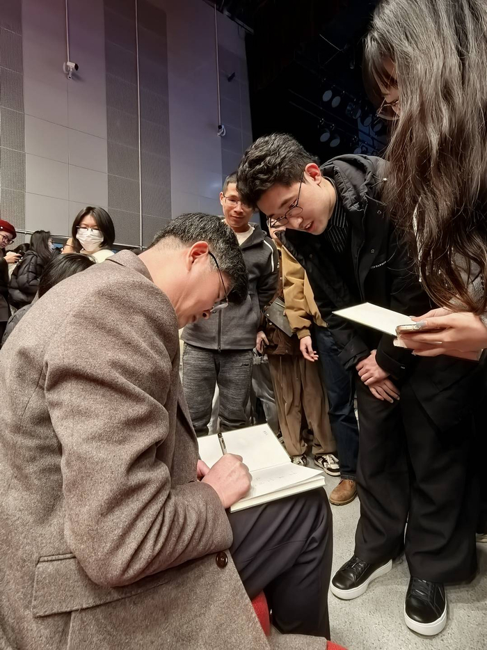 讲座结束后，同学们请赵教授签名