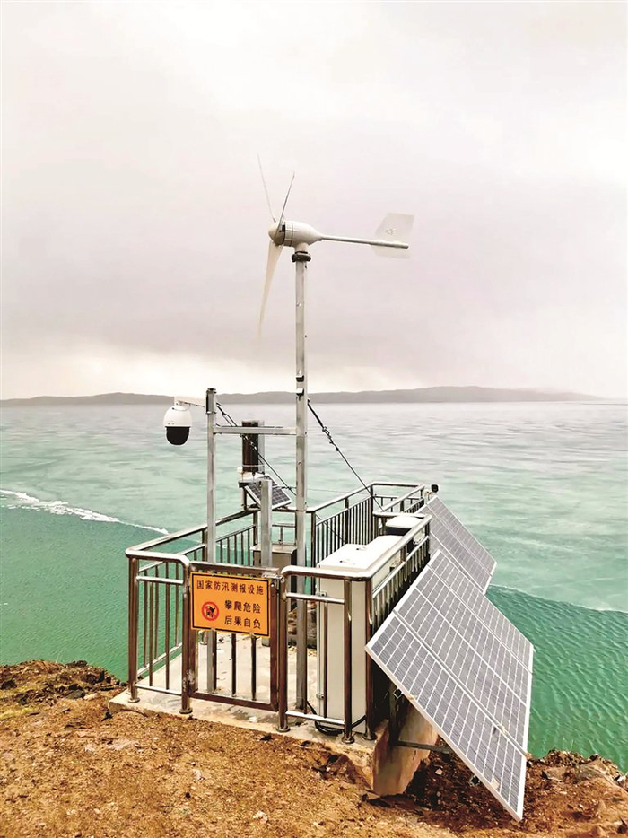 鄂陵湖水位站雷达水位计、翻斗雨量计、风光互补供电系统、视频监控系统。 黄河委新闻宣传出版中心供图