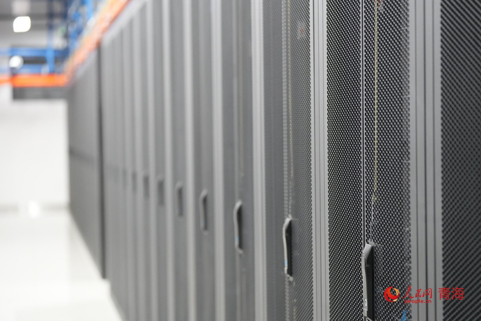 中国电信（国家）数字青海绿色大数据中心云计算数据机房。人民网记者 甘海琼摄