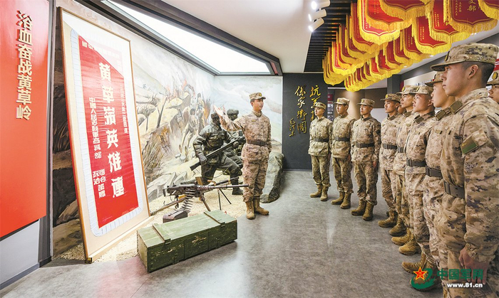 “黄草岭英雄连”指导员苗墅为刚下连的新兵讲述战旗的故事。章铖 摄