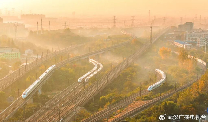 清晨，笼罩在薄薄晨雾中的武汉站一派繁忙景象（朱熙勇｜摄）