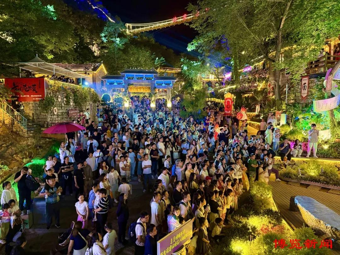 红叶柿岩夜游活动精彩纷呈，吸引了众多游客前来打卡（资料图）。
