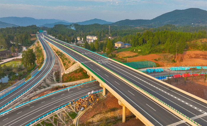 镇广高速路面。四川镇广高速公路有限责任公司