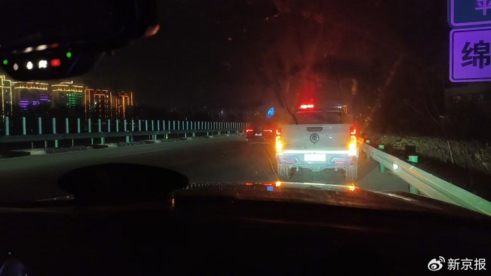 ​工作人员跟在失控车辆后方压速。甘肃省高速公路路政执法总队武都大队供图