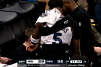 看着很难受！爱德华兹替补席手摸右肩面色痛苦 戴上护具