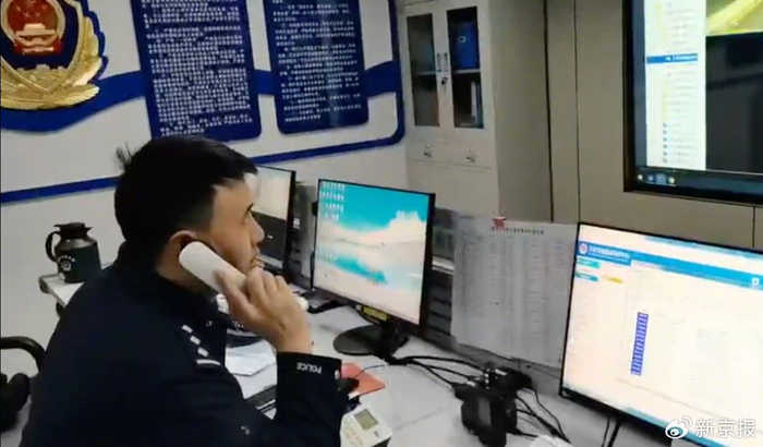 ​交警联系马世华了解行驶状况。甘肃省陇南市公安局交管支队供图