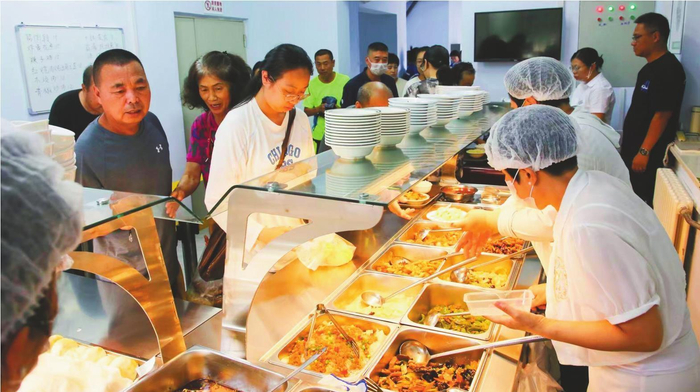 盘锦市兴隆台区兴隆街道泰山社区食堂里，菜品丰盛实惠，方便了居民就餐。