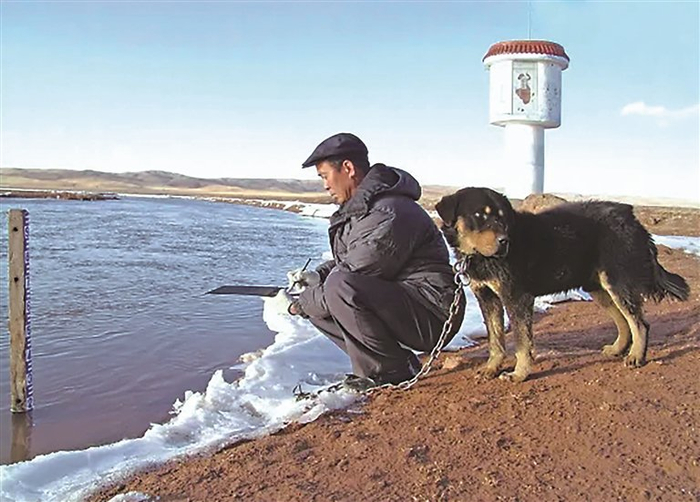 谢会贵在玛多黄河沿水文站观测水位。 黄河委新闻宣传出版中心供图
