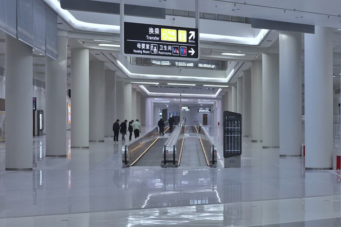 副中心枢纽的地铁换乘通廊内设置有自动扶梯。新京报记者 王贵彬 摄