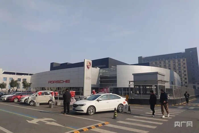 郑州中原保时捷中心。图片来源：央广网记者 夏莎 摄